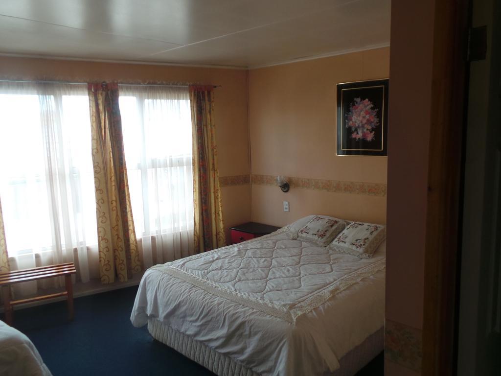 Hostal South Wind I 푸에르토나탈레스 외부 사진