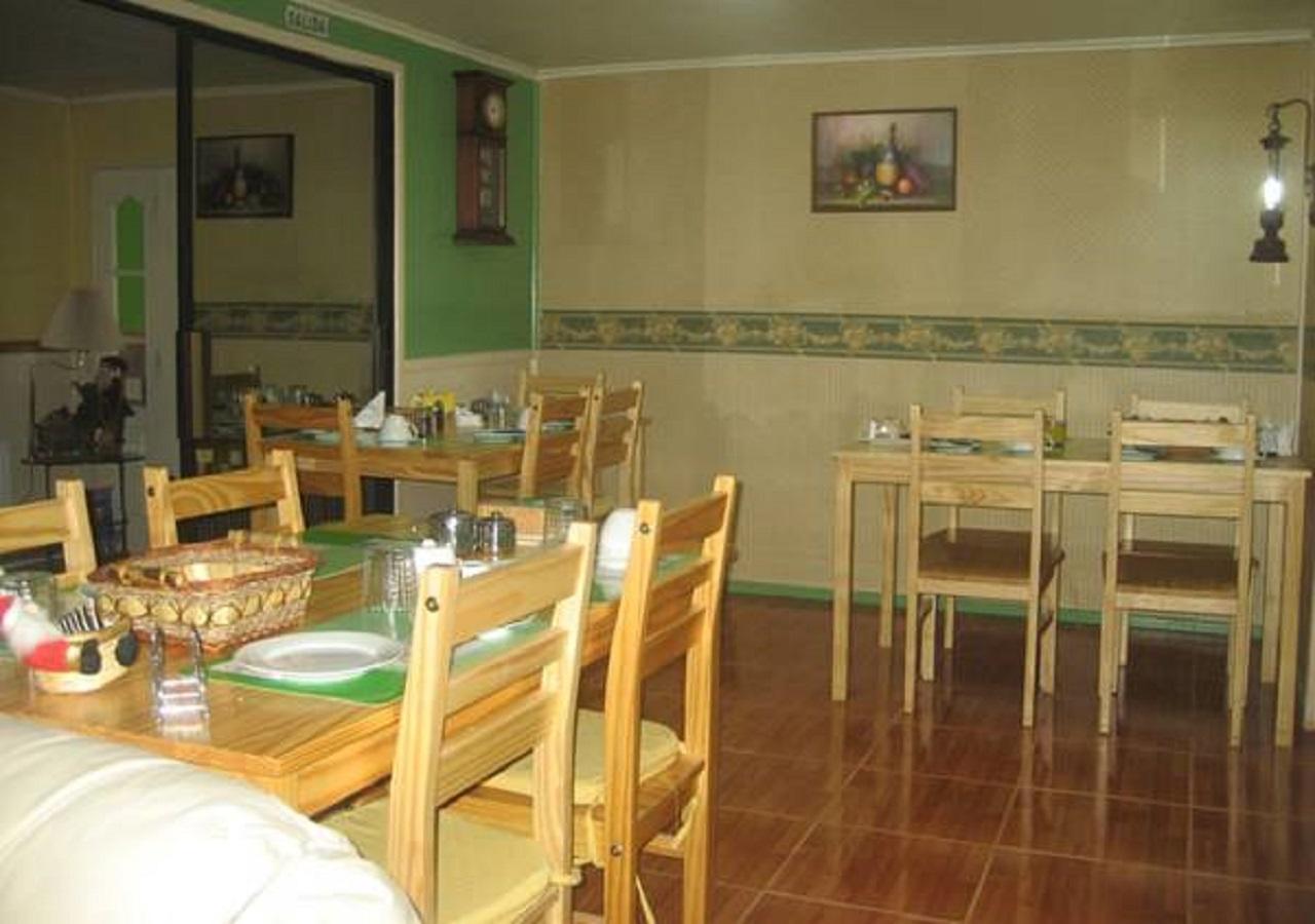Hostal South Wind I 푸에르토나탈레스 외부 사진